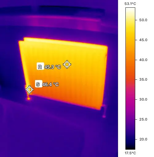 Thermal image of the same radiator heating evenly after a power flush